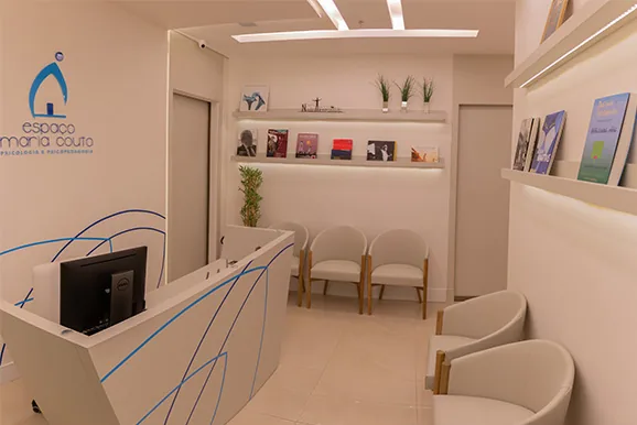 Sala de espera e recepção do Espaço Maria Couto